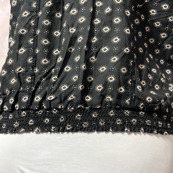 Forever 21 Sleeveless Blouse Gold Button and Lace Detailing Black & Cream SZ S - Picture 5 of 12